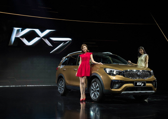 기아자동차 중국 합자법인 둥펑위에다기아는 16일(현지시간) 중국 장쑤성 난징 국제박람센터에서 중국 전용 플래그십(최상위) 스포츠유틸리티차량(SUV) 'KX7'의 공식 출시행사를 개최했다. <기아자동차 제공>